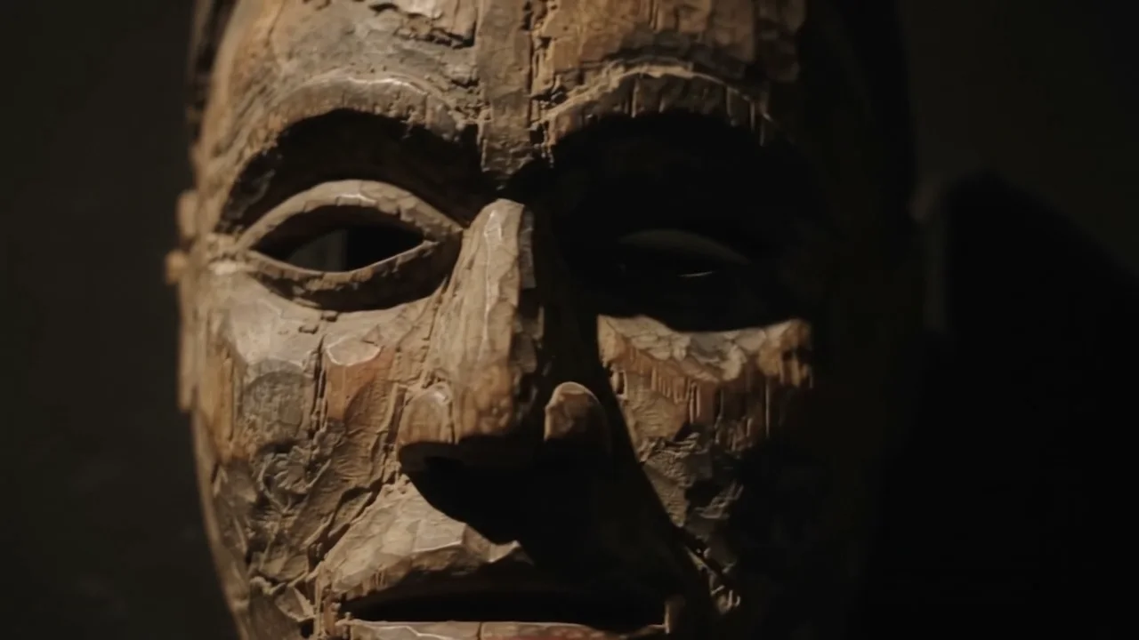 Máscara de madera tallada de un Cachacero en la sala del museo